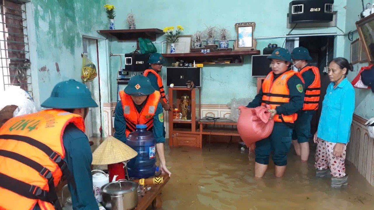 Lực lượng chức năng xã Nông Cống khẩn trương hỗ trợ các dộ dân di dời tài sản khỏi khu vực ngập lụt.