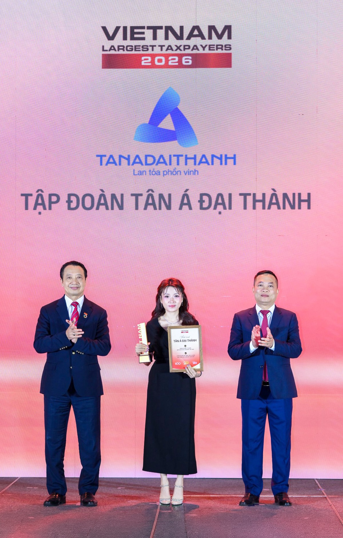 Phó Tổng Giám đốc Tập đoàn Tân Á Đại Thành Nguyễn Phương Anh đại diện Tập đoàn đón nhận vinh danh tại Lễ tôn vinh PRIVATE 100 ngày 15/9/2026.