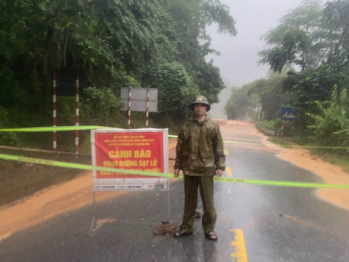 Lực lượng chức năng theo dõi, cảnh báo tại các khu vực có nguy cơ sạt lở. Ảnh: Công an xã Trung Hạ