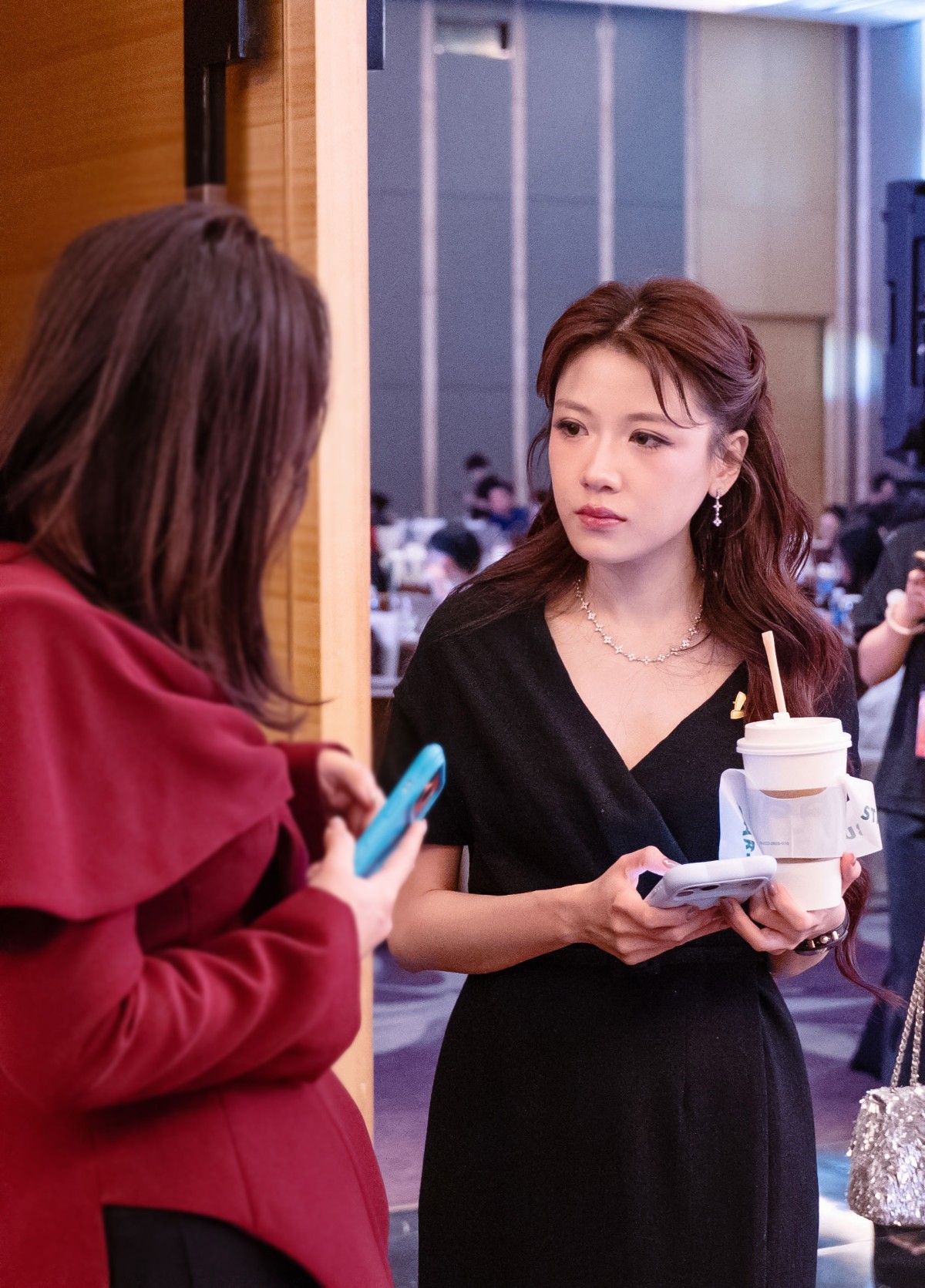 Phó Tổng Giám đốc Nguyễn Phương Anh trao đổi cùng các đại biểu và đại diện cộng đồng doanh nghiệp tại Lễ tôn vinh PRIVATE 100 ngày 15/9/2026.