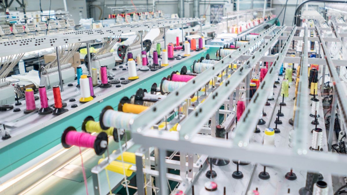 Giá sợi polyester tăng tới một phần tư chỉ trong vài tuần sau khi chiến sự bắt đầu. Ảnh: Getty Images
