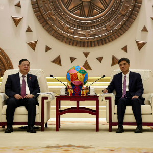 Phó Thủ tướng Thường trực Chính phủ tiếp đồng chí Trần Cương, Ủy viên Trung ương Đảng, Bí thư Đảng ủy Khu tự trị dân tộc Choang Quảng Tây, Trung Quốc - Ảnh: chinhphu.vn/Phương Nguyên