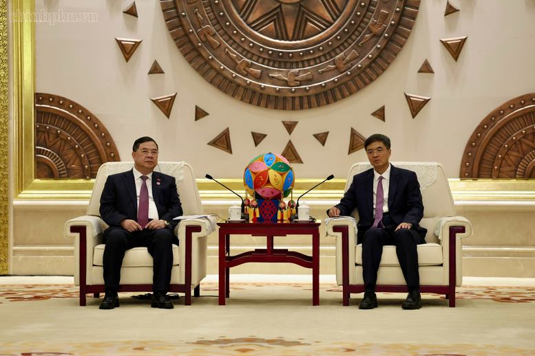 Phó Thủ tướng Thường trực Chính phủ tiếp đồng chí Trần Cương, Ủy viên Trung ương Đảng, Bí thư Đảng ủy Khu tự trị dân tộc Choang Quảng Tây, Trung Quốc - Ảnh: chinhphu.vn/Phương Nguyên