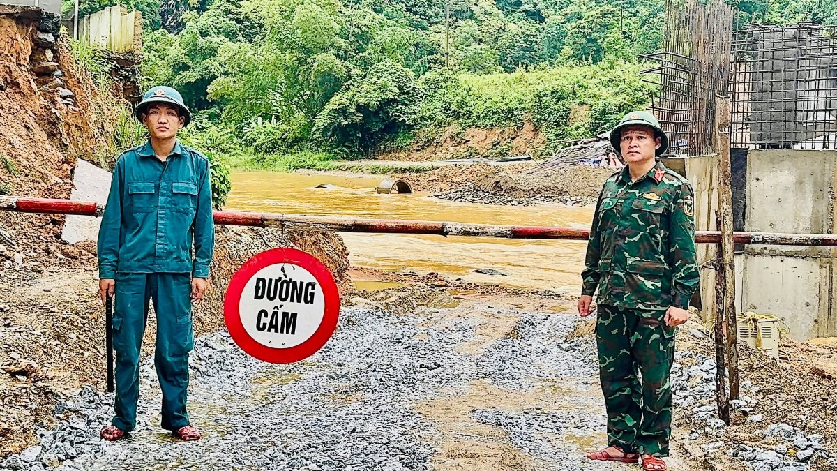 Lực lượng chức năng xã Tam Thái túc trực tại các điểm nguy hiểm để đam bảo an toàn cho người dân.