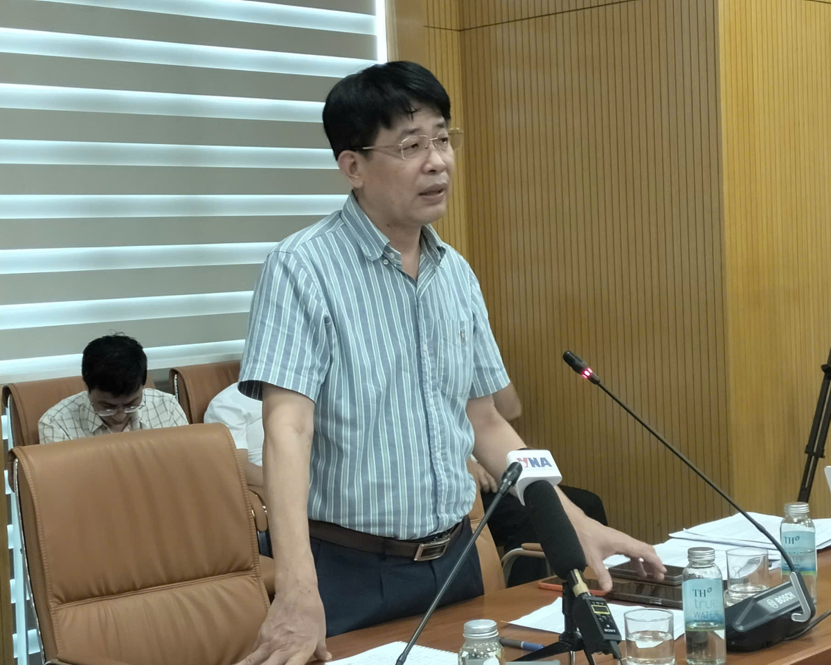 Ông Mai Văn Phấn, Phó Cục trưởng Cục Quản lý đất đai chia sẻ thông tin về triển khai giấy chứng nhận điện tử. Ảnh: Nhĩ Anh