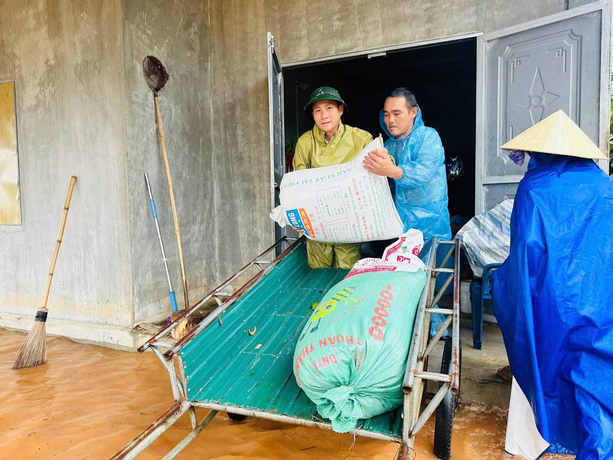 Các hộ dân khẩn trương đưa tài sản đến vị trí an toàn.