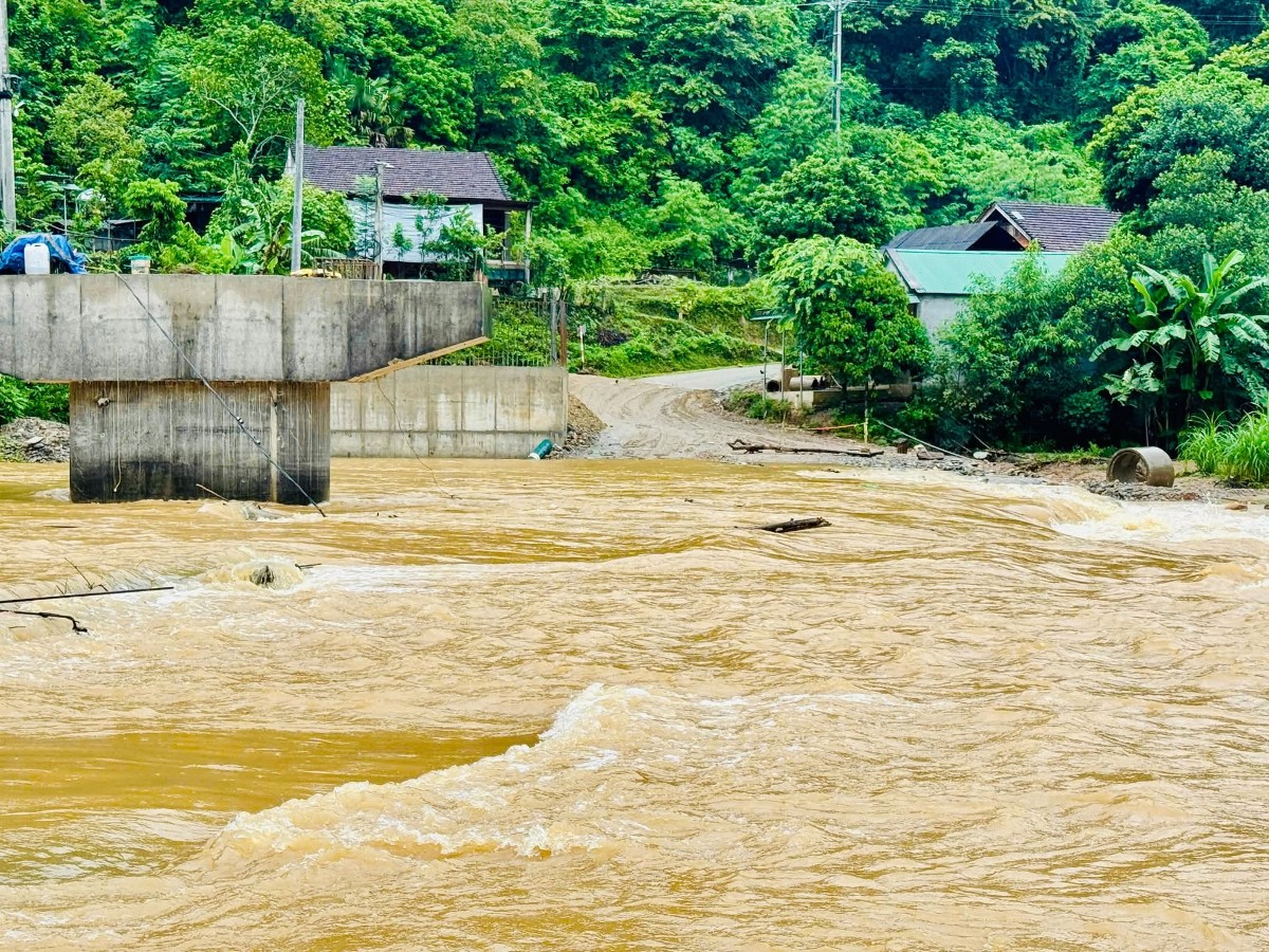Mưa lũ khiến 7 bản tại xã Tam Thái bị chia cắt với 631 hộ dân.