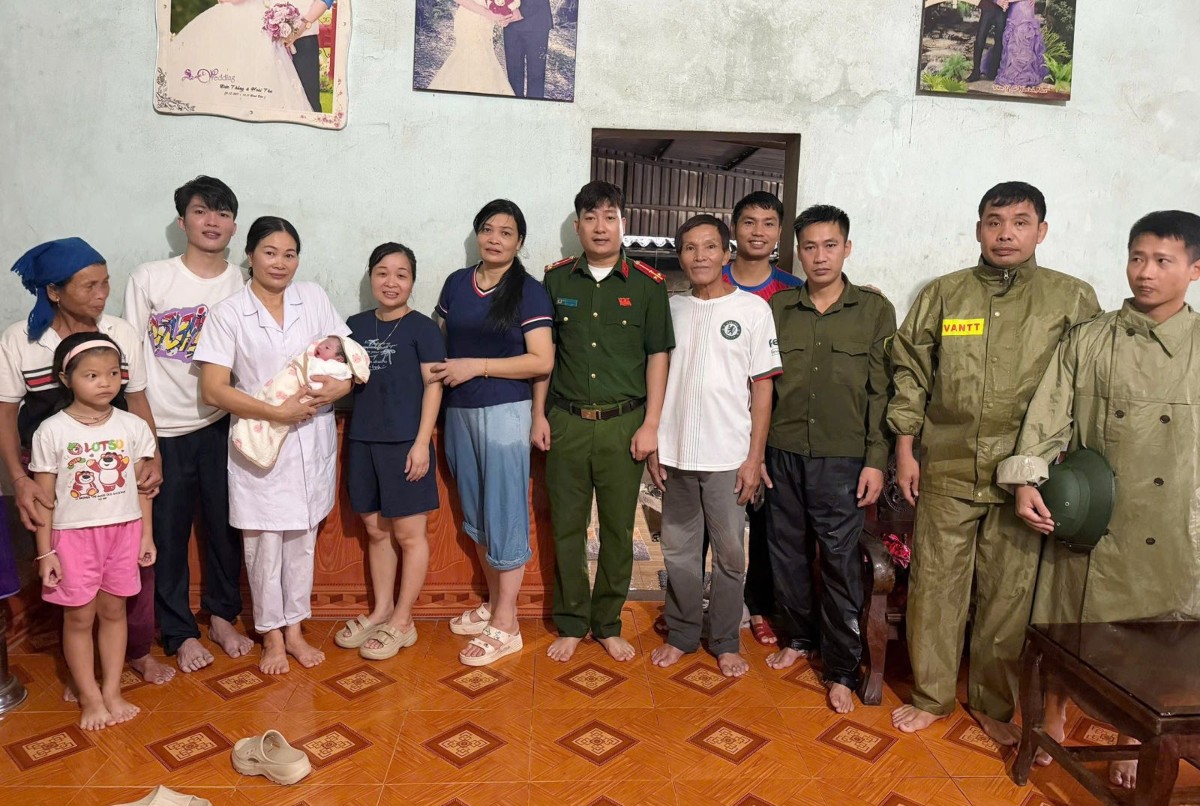 Công an, nhân viên y tế xã Thanh Kỳ vượt mưa lũ kịp thời hỗ trợ sản phụ, đỡ đẻ thành công - Ảnh: Công an tỉnh Thanh Hóa cung cấp