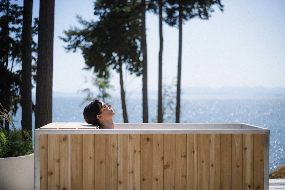 Cold plunge có liên quan đến việc giải phóng các chất hóa học và chất dẫn truyền thần kinh mang lại cảm giác dễ chịu trong não bộ. Ảnh: Courtesy Goodland