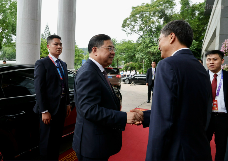 Phó Thủ tướng Thường trực Chính phủ tiếp đồng chí Trần Cương, Ủy viên Trung ương Đảng, Bí thư Đảng ủy Khu tự trị dân tộc Choang Quảng Tây, Trung Quốc - Ảnh: chinhphu.vn/Phương Nguyên