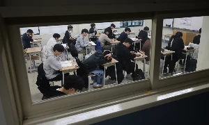 Cùng với cơ hội việc làm, hỗ trợ tài chính là một trong những yếu tố khiến các chương trình này trở nên hấp dẫn. Ảnh: CNBC