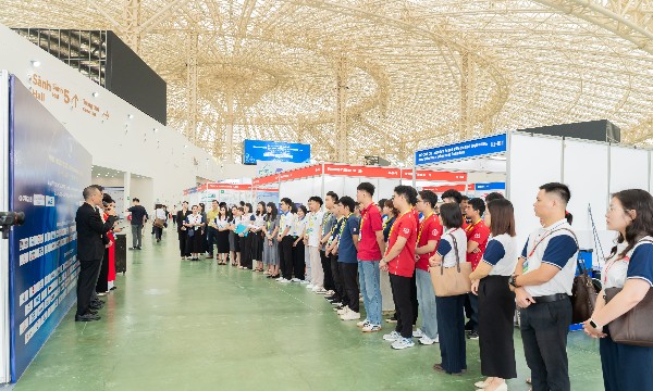 Sinh viên Việt Nam tranh tài tại cuộc thi Khuôn mẫu Việt Nam 2026