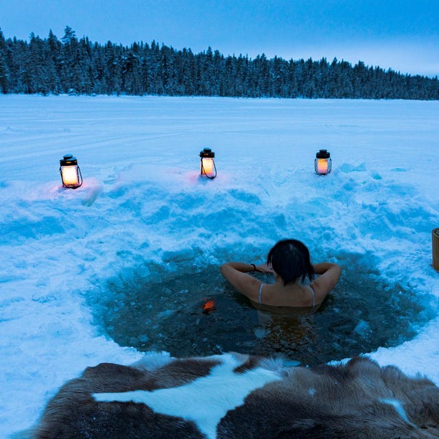Cold plunge là phương pháp ngâm cơ thể trong nước có nhiệt độ thường dao động từ 10°C đến 15°C, trong khoảng vài phút mỗi lần. Ảnh: Getty Images