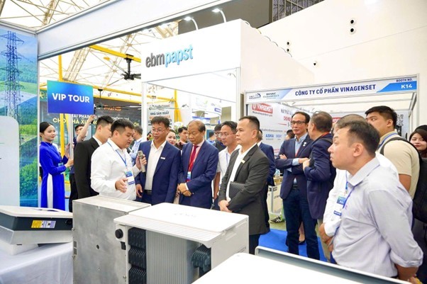Không khí nhộn nhịp tại các gian hàng trong ngày đầu khai mạc Viet Industry – Cleanfact & RHVAC Vietnam 2026.