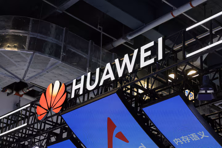 Logo của Huawei tại Hội nghị Trí tuệ Nhân tạo Thế giới (WAIC) ở Thượng Hải, Trung Quốc, ngày 17 tháng 7 năm 2026. Ảnh: Reuters