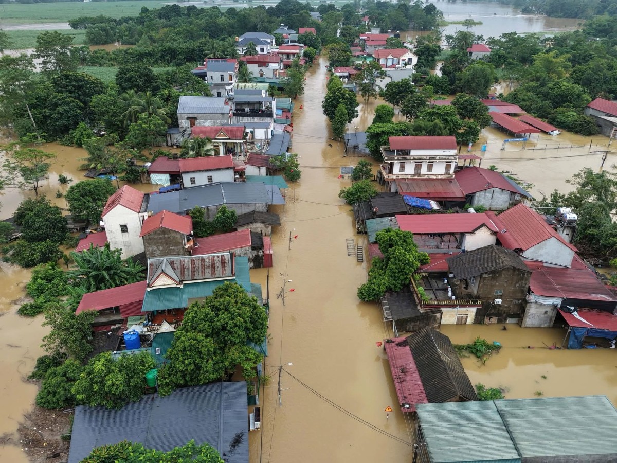Mưa lũ khiến nhiều tuyến đường tại xã Thành Vinh bị ngập sâu.