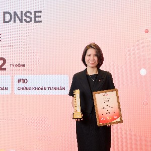 Bà Nguyễn Thị Tuyến, Giám đốc vận hành DNSE nhận vinh danh Top 10 công ty chứng khoán tư nhân và Top 15 công ty chứng khoán nộp ngân sách lớn nhất Việt Nam.