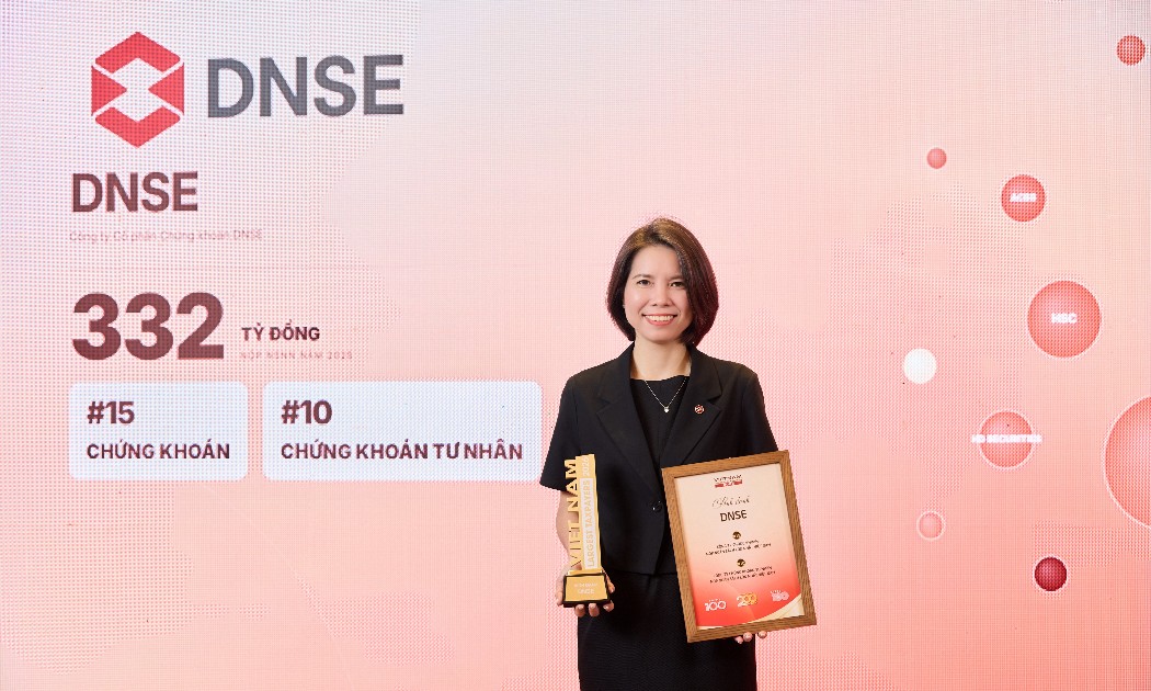 Bà Nguyễn Thị Tuyến, Giám đốc vận hành DNSE nhận vinh danh Top 10 công ty chứng khoán tư nhân và Top 15 công ty chứng khoán nộp ngân sách lớn nhất Việt Nam.