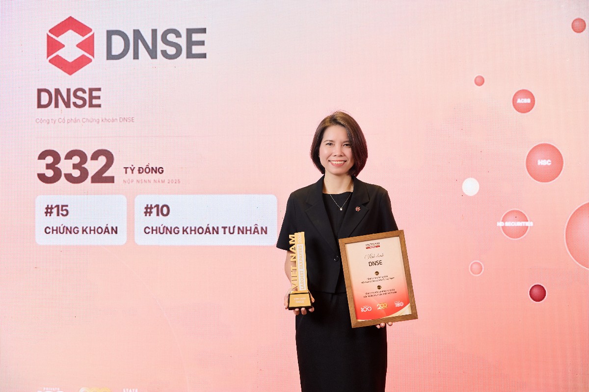 Bà Nguyễn Thị Tuyến, Giám đốc vận hành DNSE nhận vinh danh Top 10 công ty chứng khoán tư nhân và Top 15 công ty chứng khoán nộp ngân sách lớn nhất Việt Nam.