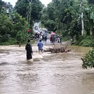 Nước dâng cao tại tràn Tân Thủy, xã Đồng Lương, gây khó khăn cho người dân qua lại. Ảnh: Nguyễn Thuấn.