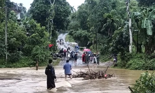 Nước dâng cao tại tràn Tân Thủy, xã Đồng Lương, gây khó khăn cho người dân qua lại. Ảnh: Nguyễn Thuấn.