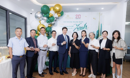 Ban lãnh đạo CTCP Chứng khoán Phú Hưng đến dự tiệc khai trương văn phòng mới.