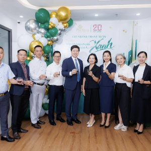 Ban lãnh đạo CTCP Chứng khoán Phú Hưng đến dự tiệc khai trương văn phòng mới.