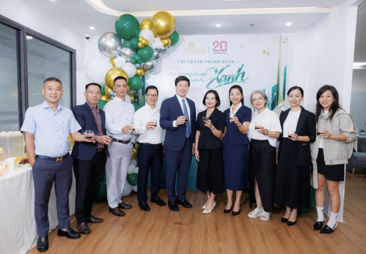 Ban lãnh đạo CTCP Chứng khoán Phú Hưng đến dự tiệc khai trương văn phòng mới.