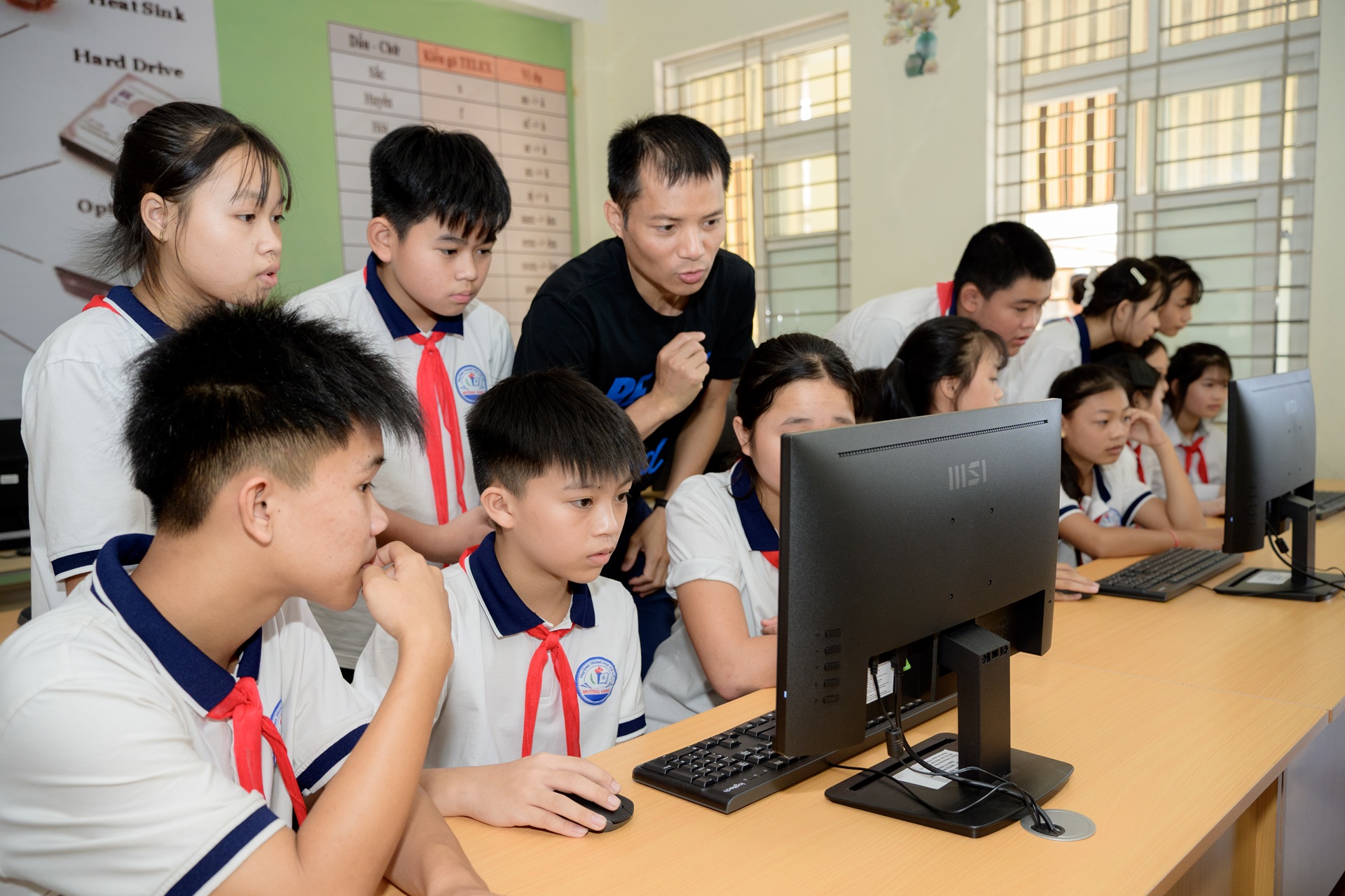 Sự chủ động của gia đình, nhà trường và chính các em học sinh là yếu tố đặc biệt quan trọng trong việc đảm bảo an toàn mạng.