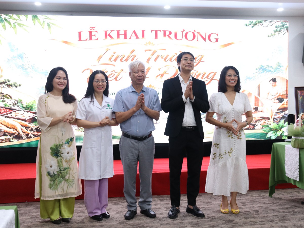 Trong khuôn khổ tọa đàm, Linh Trường Việt Y Đường chính thức được khai trương, đánh dấu bước phát triển mới trong mô hình kết hợp giữa nghỉ dưỡng và chăm sóc sức khỏe.