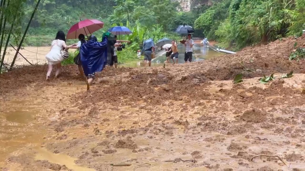 Điểm sạt lở đất ta luy dương tại bản Trung Thượng, xã Quan Sơn