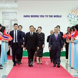 Nhà vua Thái Lan Maha Maha Vajiralongkorn Phra Vajiraklaochaoyuhua cùng Hoàng hậu Suthida Bajrasudhabimalalakshana đến thăm Trung tâm Văn hóa Thái Lan tại Trường Đại học Hà Nội. Ảnh: An Đăng - TTXVN