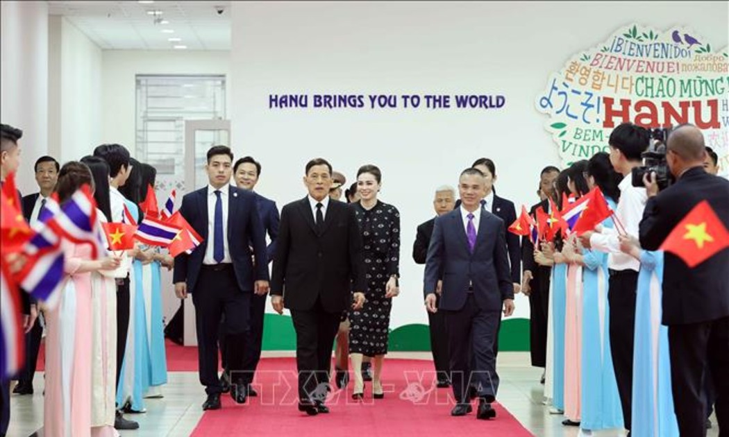 Nhà vua Thái Lan Maha Maha Vajiralongkorn Phra Vajiraklaochaoyuhua cùng Hoàng hậu Suthida Bajrasudhabimalalakshana đến thăm Trung tâm Văn hóa Thái Lan tại Trường Đại học Hà Nội. Ảnh: An Đăng - TTXVN