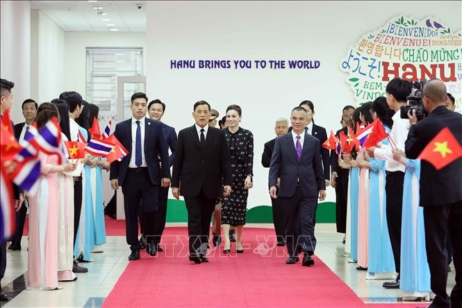 Nhà vua Thái Lan Maha Maha Vajiralongkorn Phra Vajiraklaochaoyuhua cùng Hoàng hậu Suthida Bajrasudhabimalalakshana đến thăm Trung tâm Văn hóa Thái Lan tại Trường Đại học Hà Nội. Ảnh: An Đăng - TTXVN