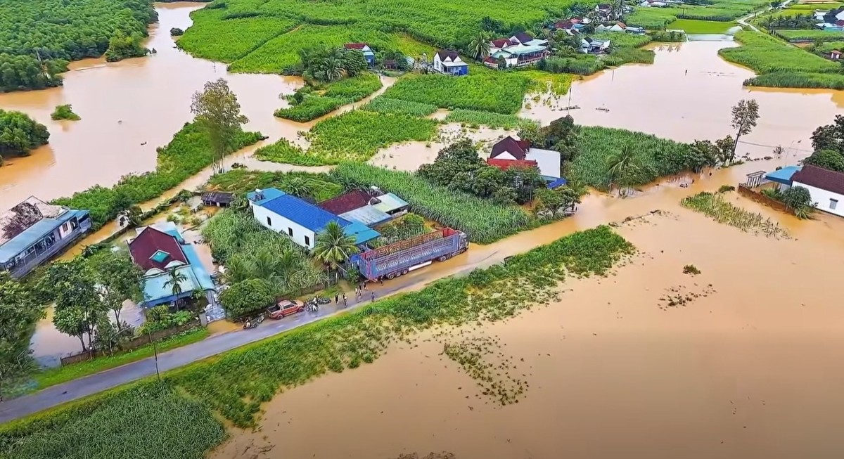 Nước lũ dâng cao tại khu gần ngã tư Đông Lào, xã Nghĩa Lộc. Ảnh: UBND xã Nghĩa Lộc