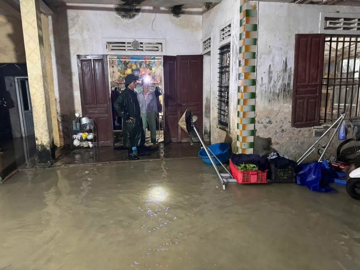 Mưa lớn khiến nước tràn vào một số khu dân cư vùng thấp trũng tại xã Quỳnh Văn.