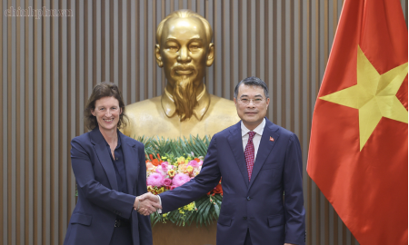 Thủ tướng Lê Minh Hưng tiếp bà Fiona Bassett, Tổng Giám đốc điều hành Tổ chức FTSE Russell - Ảnh: chinhphu.vn/Nhật Bắc.