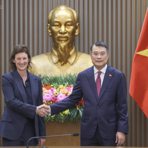 Thủ tướng Lê Minh Hưng tiếp bà Fiona Bassett, Tổng Giám đốc điều hành Tổ chức FTSE Russell - Ảnh: chinhphu.vn/Nhật Bắc.