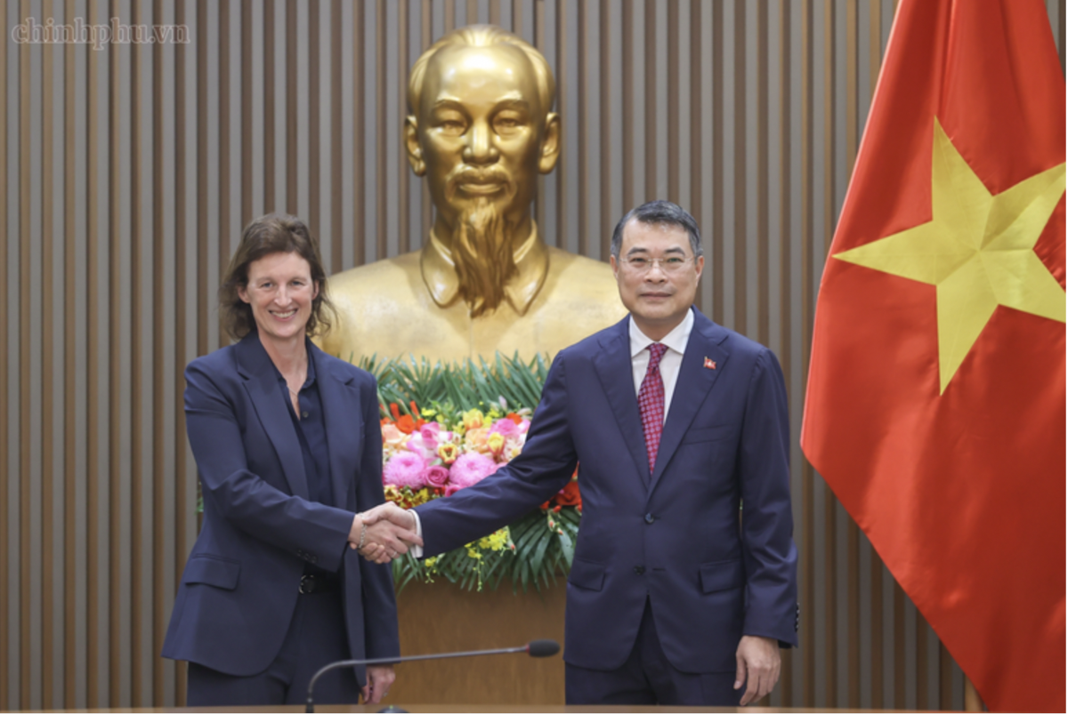 Thủ tướng Lê Minh Hưng tiếp bà Fiona Bassett, Tổng Giám đốc điều hành Tổ chức FTSE Russell - Ảnh: chinhphu.vn/Nhật Bắc.