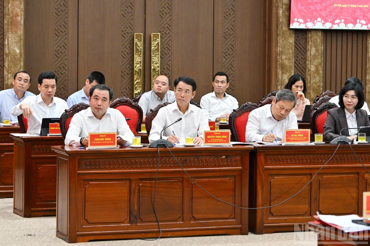 Bí thư Thành ủy Hà Nội Trần Đức Thắng và Ban Thường vụ Thành ủy Hà Nội﻿ dự hội nghị. Ảnh: Nhân Dân