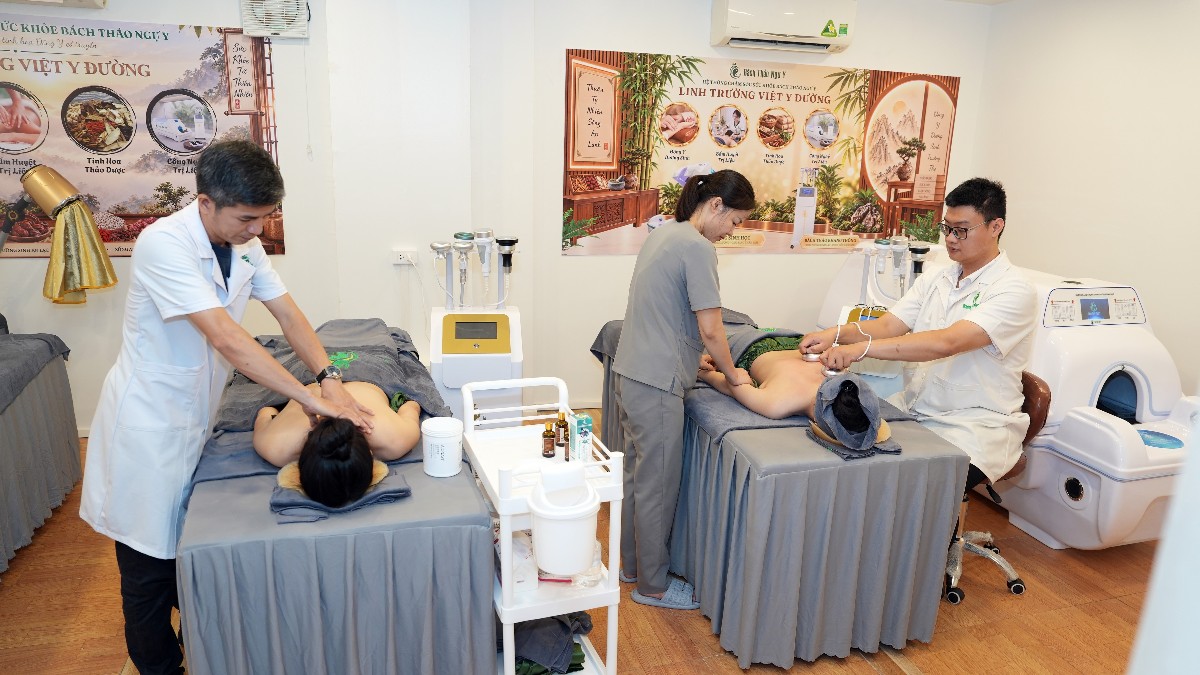 Việc kết hợp những bài thuốc, vị thuốc y học cổ truyền vào hệ thống máy móc trị liệu hiện đại giúp nâng chất lượng dịch vụ nghỉ dưỡng. Ảnh: Linh Trường Việt Y Đường