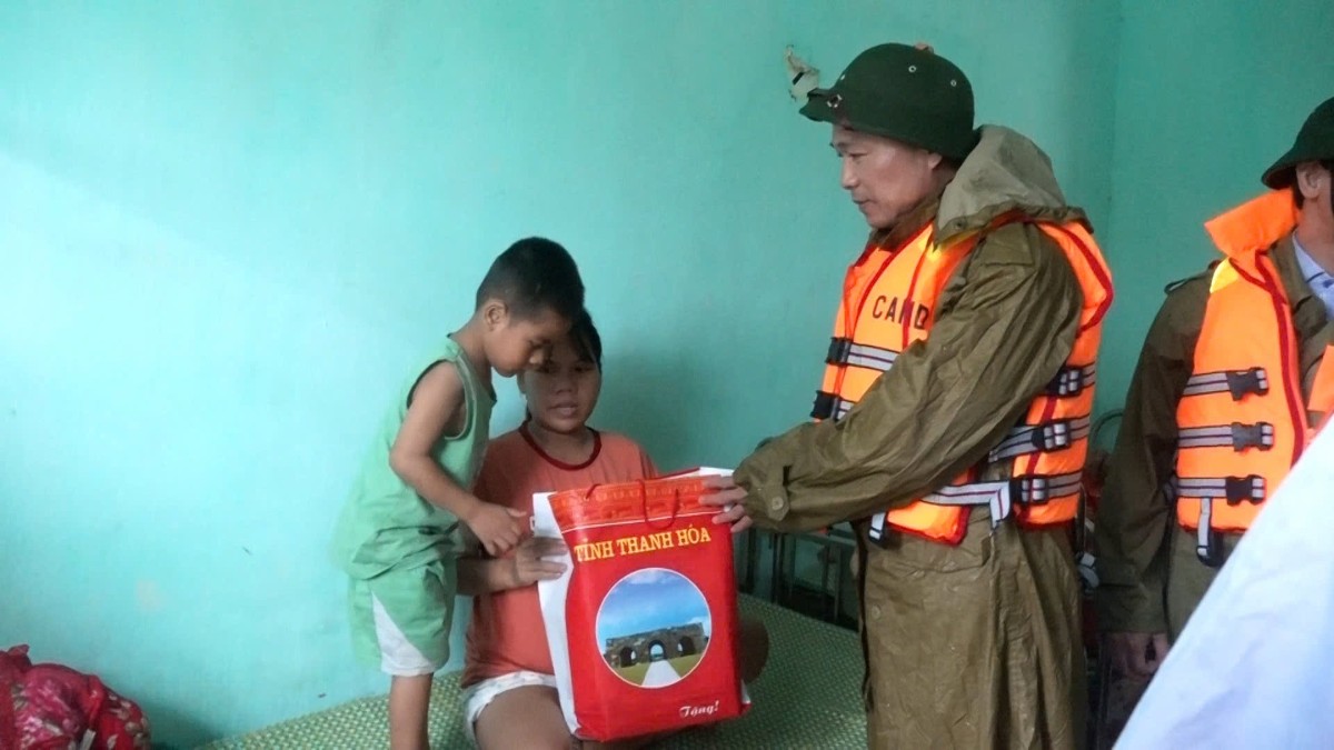 Chủ tịch UBND tỉnh Thanh Hóa Tô Anh Dũng thăm hỏi tình hình đời sống, động viên bà con bình tĩnh, khắc phục khó khăn