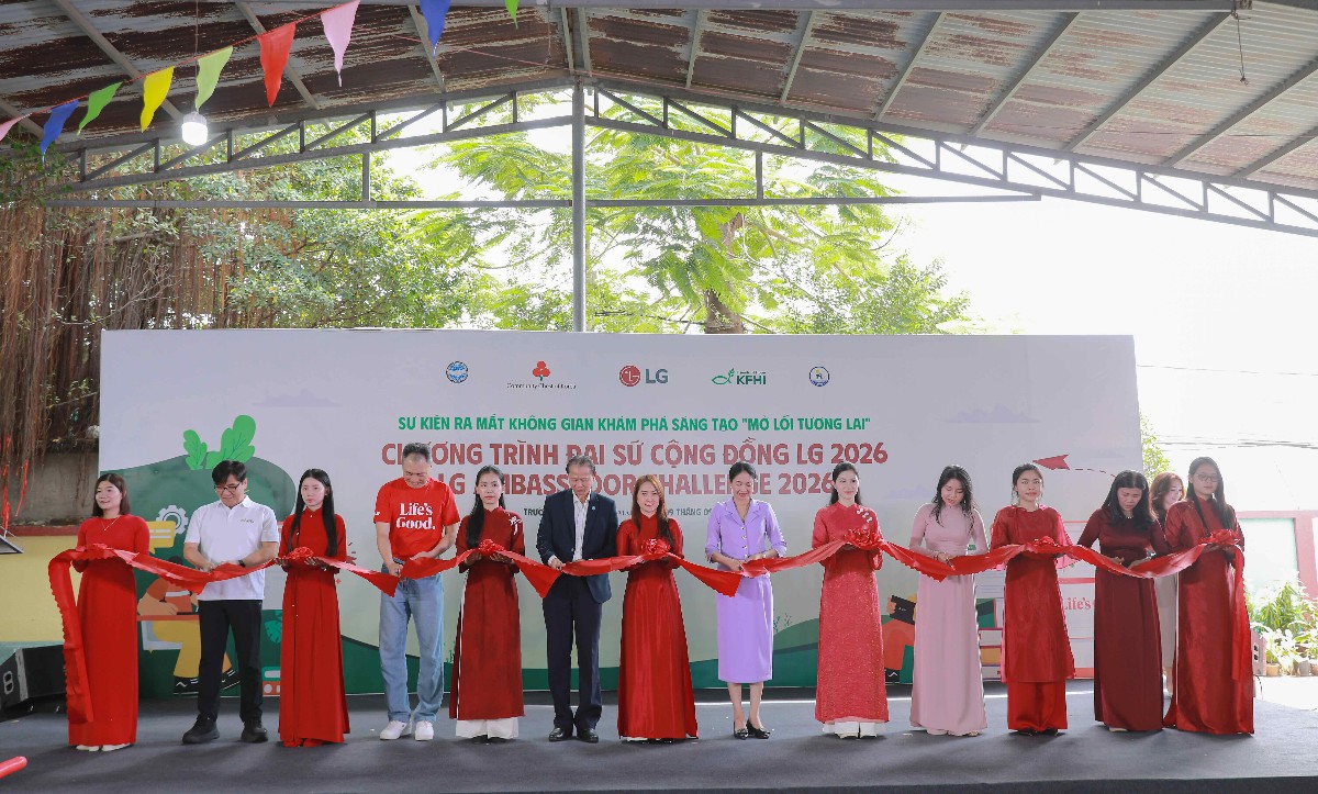 Đại diện LG Electronics Việt Nam, Liên hiệp các tổ chức Hữu nghị thành phố Đồng Nai, UBND phường Tam Hiệp, tổ chức KFHI và Trường Tiểu học Tân Mai cắt băng, chính thức ra mắt không gian "Mở lối Tương lai". Nguồn: LG Electronics Việt Nam.