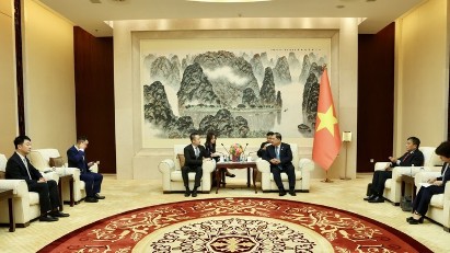 Vietnam calls on Chinese groups to expand cooperation in technology, transport and green energy