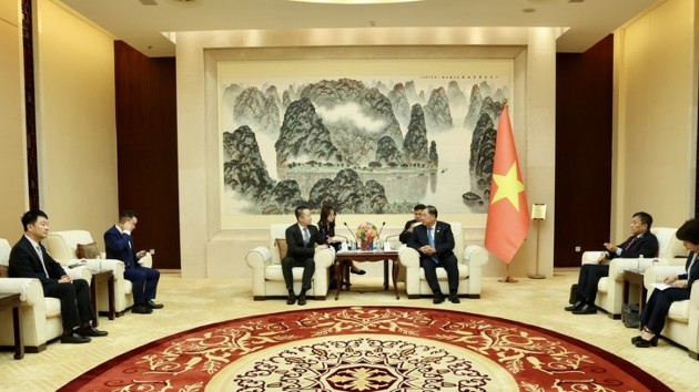 Vietnam calls on Chinese groups to expand cooperation in technology, transport and green energy