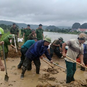 Lực lượng chức năng xã Xuân Tín khẩn trương gia cố các vị trí xung yếu trên tuyến đê bao sông Cầu Chày. Ảnh: CSCC