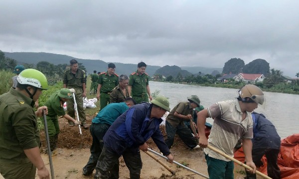 Nước lũ dâng nhanh, Thanh Hóa khẩn cấp gia cố các tuyến đê xung yếu