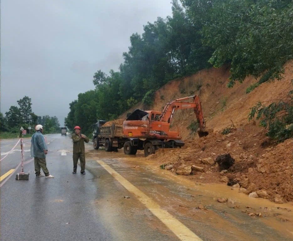 Lực lượng chức năng tỉnh Thanh Hóa nhanh chóng huy động máy móc, nhân lực khắc phục các điểm sạt lở đảm bảo an toàn cho người dân