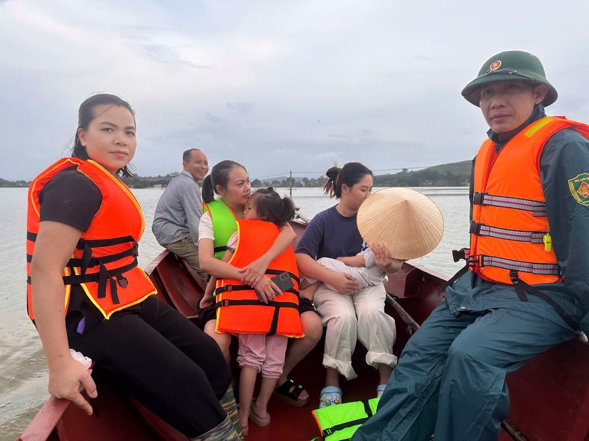 Lực lượng chức năng di dời người dân đến nơi tránh trú an toàn