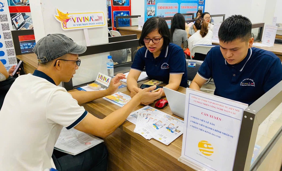 Doanh nghiệp trao đổi với người lao động về chế độ, chính sách khi được tuyển dụng. Ảnh: Thu Hằng.
